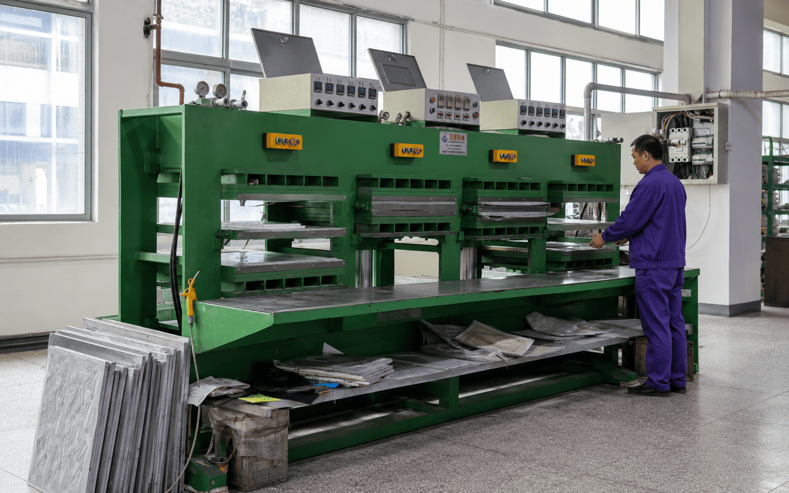 Compression molding station with operator monitoring temperature and pressure